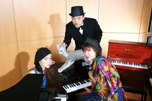 トイピアノwith語り芝居&人形パフォーマンスの写真です。