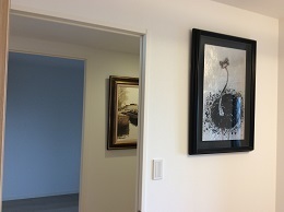 新居浜市のマンションに飾られた福井江太郎