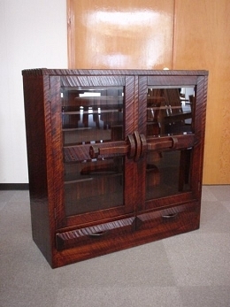 矢澤金太郎の創作家具です。