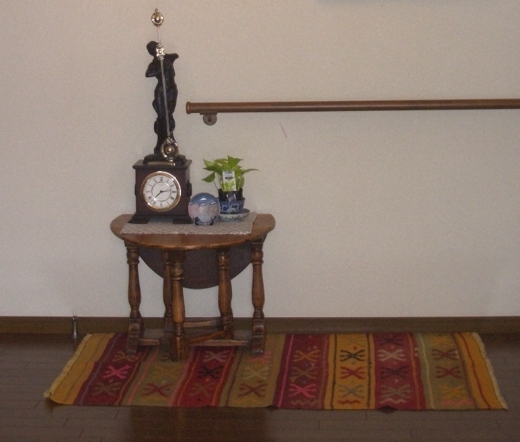 キリムと家具を展示した様子の写真です。