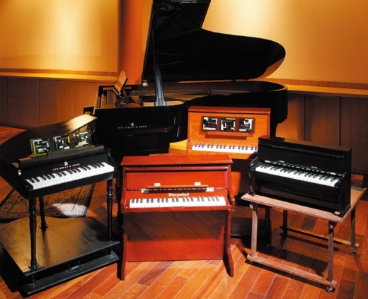 パフォーマンスに使われるトイピアノの写真です。