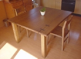 愛媛県松山市三町のお宅に納品した兼清誠の創作家具です。