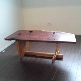 愛媛県伊予郡砥部町のお客様のお宅に納品した松寛治の創作家具本です。