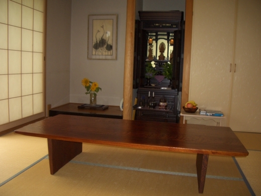愛媛県松山市北梅本のお客様のお宅に納品した松本寛治の創作家具です。