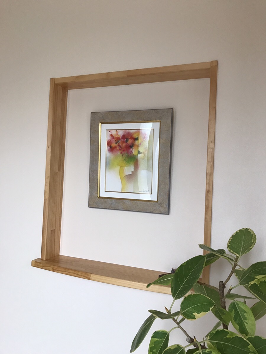 パルトぅーシュの絵を壁に掛けた写真です。